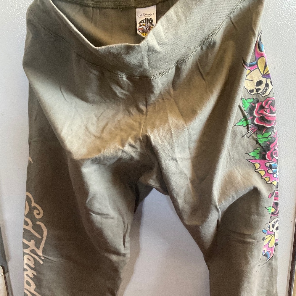 ‘’ED HARDY ‘’ LEGGINGS / CAPRIS SIZE SMALL . BRAND NEW NEVER USED